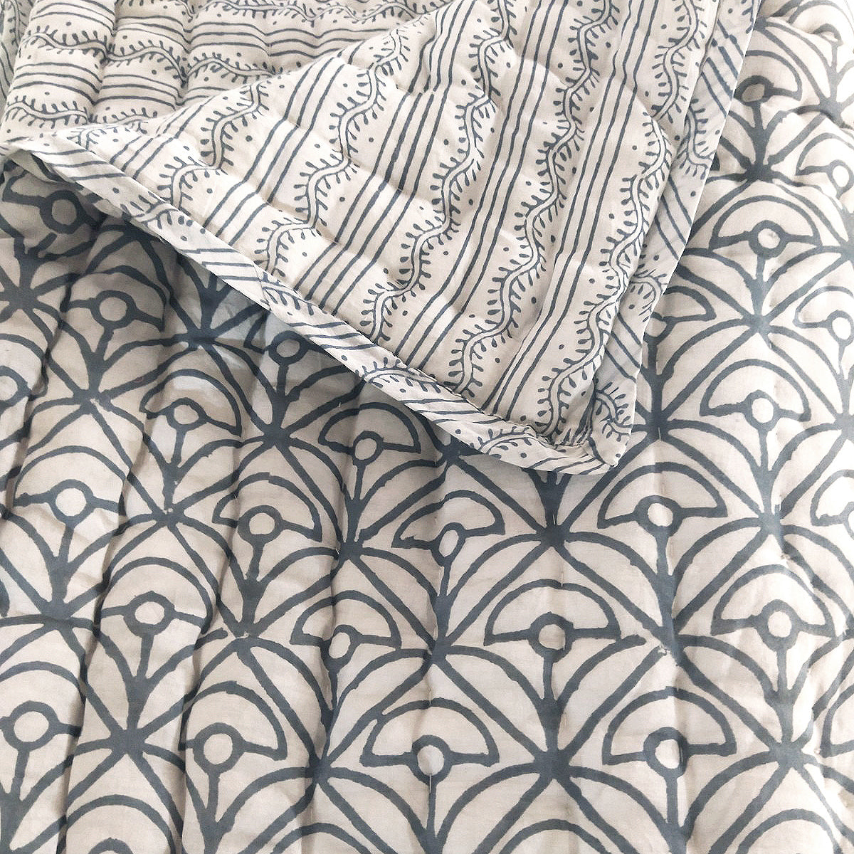 Tilonia® Queen Quilt - Mod Mum &amp; Centipede Stripe in Grey